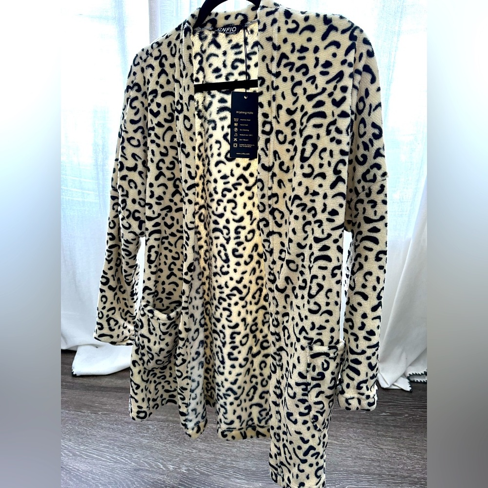CNFIO Cardigan sweater